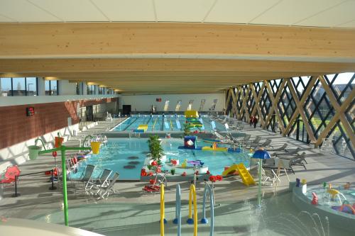 Estaires Des Vols A La Piscine