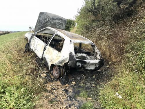 La Carcasse D Une Voiture Retrouvee Dans Un Endroit Improbable