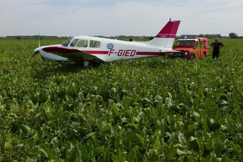 un avion parti de l aerodrome de merville se pose d urgence dans un champ a robecq