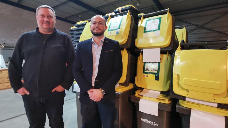 François-Xavier Henneon (à droite), responsable de la collecte des déchets ménagers pour la communauté de communes Flandre-Lys, accompagné de Vincent Bouchart, responsable du service environnement.
