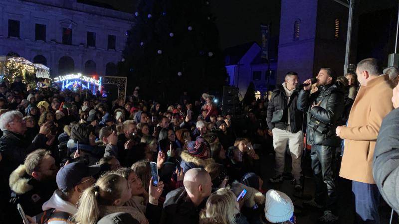 L’inauguration du marché de Noël a eu lieu en présence de Yanns, l'interprète de la chanson « Clic clic pan pan ».