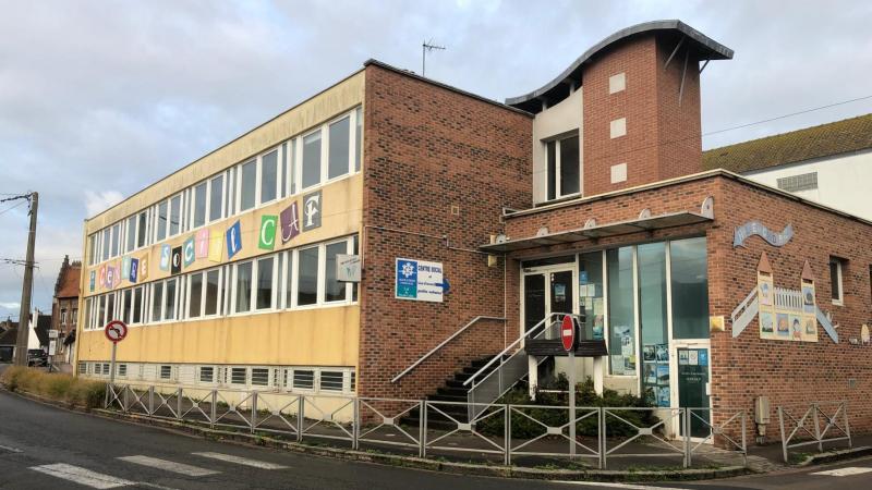 Le bâtiment est situé dans le quartier de la gare.