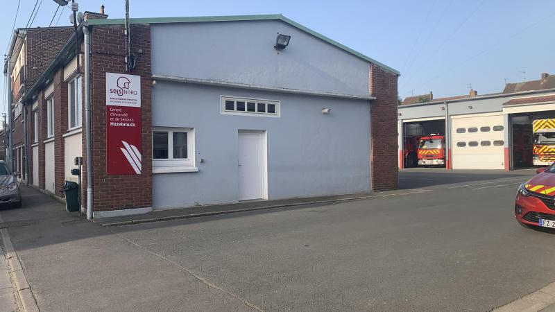 La caserne actuelle, rue du Dispensaire à Hazebrouck, ne correspond plus aux standards des nouvelles casernes de pompiers. Un calendrier de travaux pour la future caserne a été annoncé.