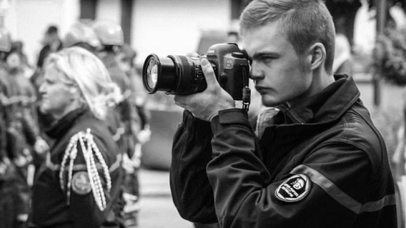 Julien Housiaux, 19 ans, a réalisé le calendrier des sapeurs-pompiers de Bourbourg.