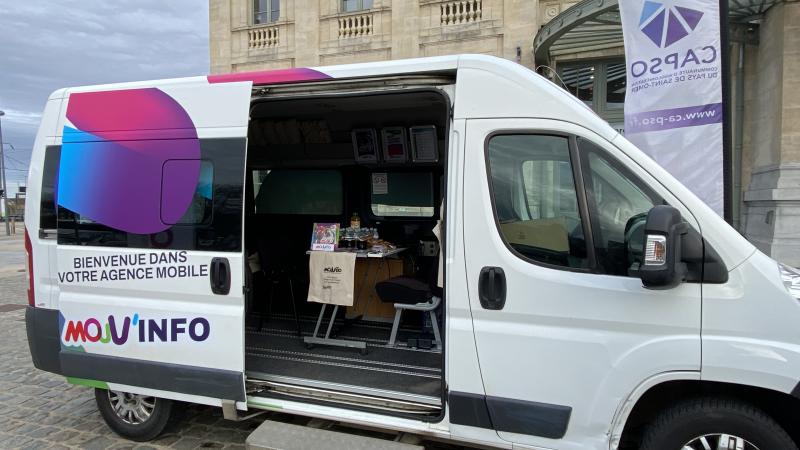 L’agence mobile se déplace à divers endroits du territoire pour informer les habitants.