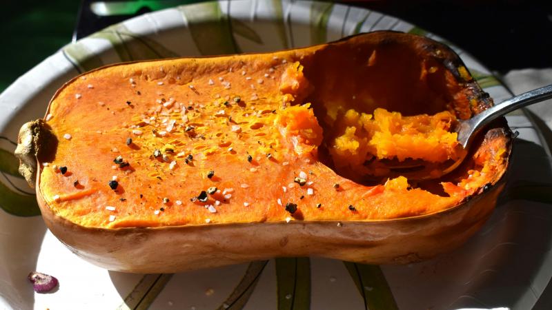 Il vous faut : une courge butternut, quelques épices voire des condiments, des herbes, et… C’est tout !