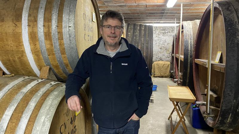 Lionel vous invite à plonger au cœur de sa distillerie, à Houlle !