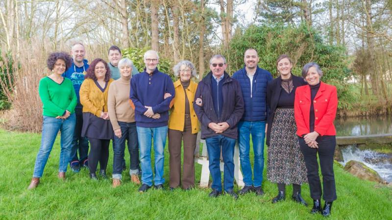 Maryse Jumez avec l’ensemble de ses colistiers qui composent la liste « Unis pour le bien-vivre à Recques-sur-Course.