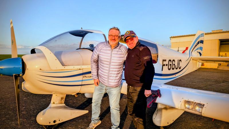 À gauche, Guillaume, à droite Renault, les instructeurs de l’aérodrome boulonnais de Saint-Inglevert, prêts à vous faire découvrir la Côte d’Opale depuis les airs