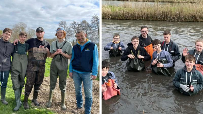 Benjamin Médine, technicien aquacole, et une partie des 17 élèves de BTS en formation « aquaculture ». À droite, une partie des 19 élèves de 4ème dans l’un des étangs du lycée en compagnie d’Arthur Lerette, professeur d’aquaculture pour les collégiens.