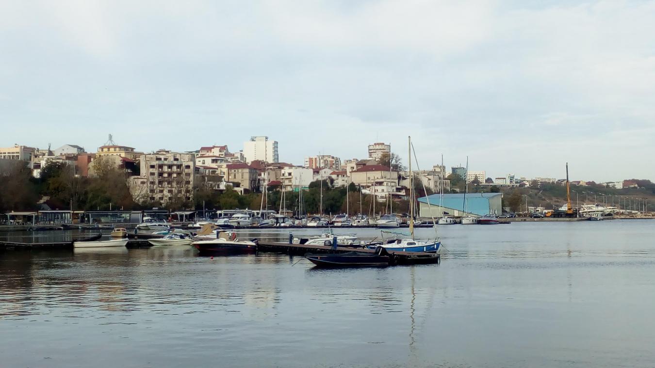 Dans le port de Constanta, y’a des marins qui pêchent.