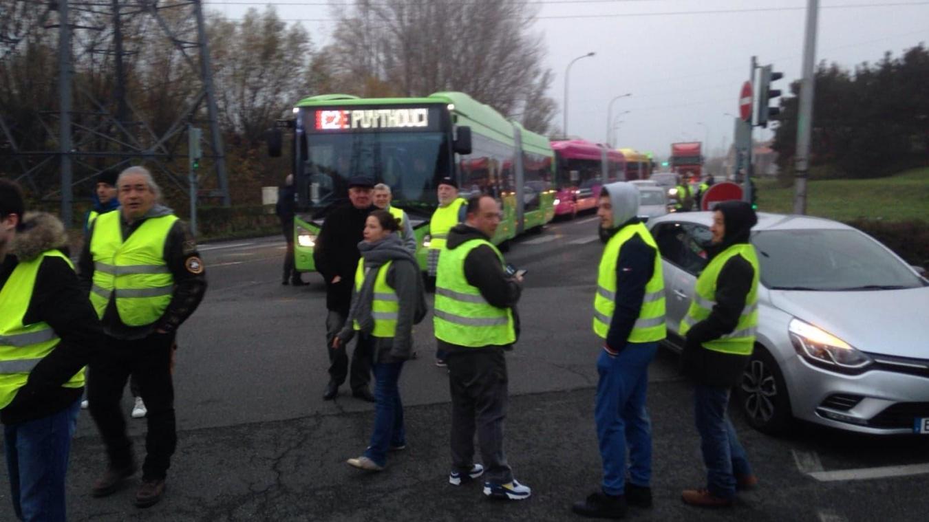 Gilets Jaunes Les Bus Sont Bloqués Par Les Manifestants