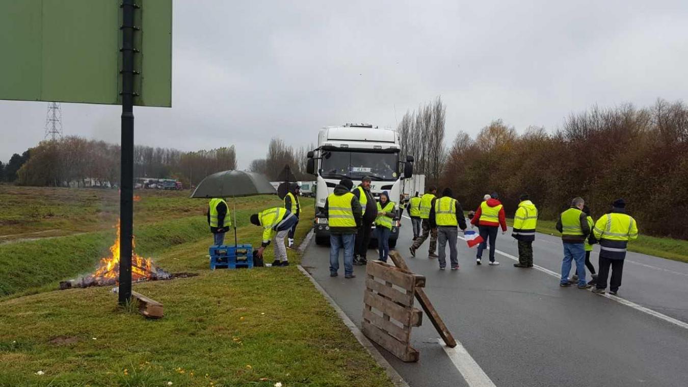 À Lillers, les Gilets jaunes sont mobilisés au niveau du péage et du rond-point du Plantin.