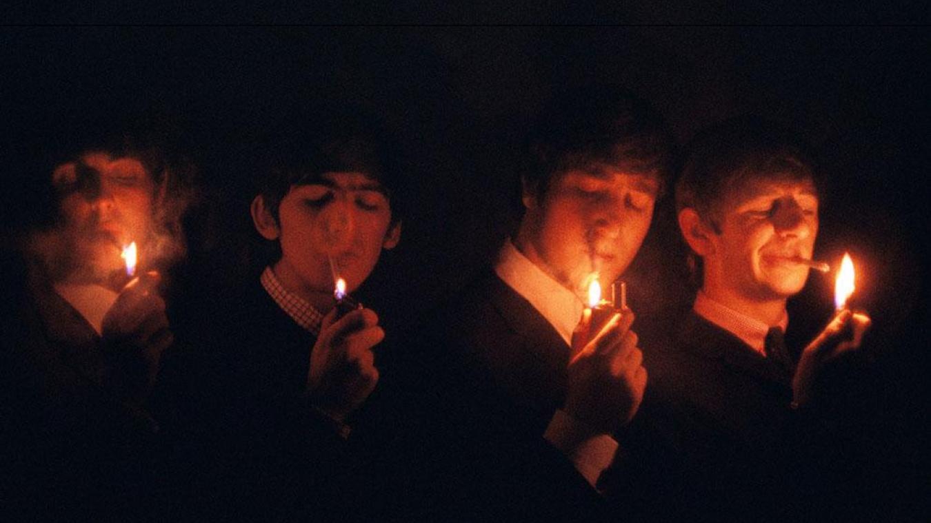 Les-Beatles-a-la-cigarette-France-1964