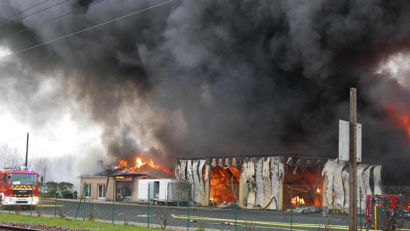Violent Incendie Dans Un Hangar Contenant Des Maneges A Thiennes