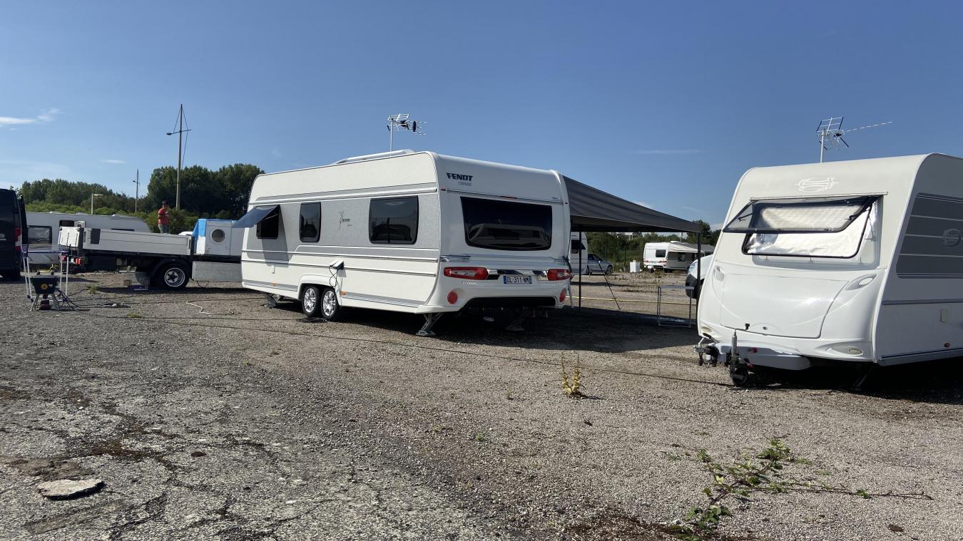 Étaples le parking du centre d’affaires d’Opalopolis occupé par des