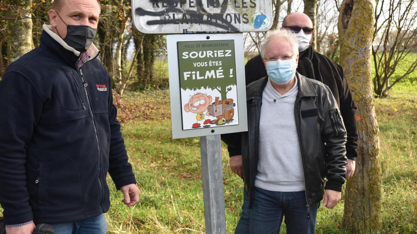 Grifil apparaissant sur un panneau de signalisation aux côtés de Régis Grébent, son créateur.