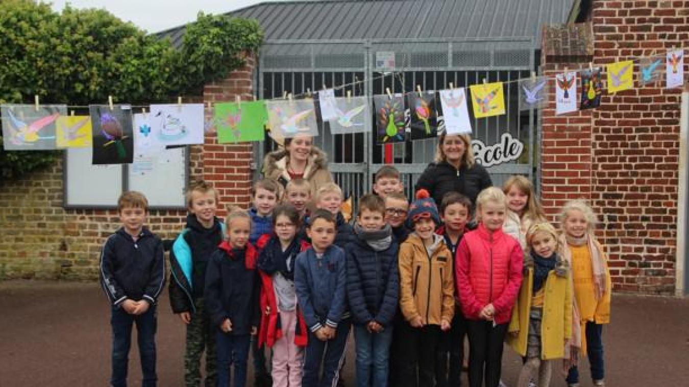 Busnes les œuvres des élèves de l’école SaintÉxupéry accrochées à l’extérieur Busnes les œuvres des élèves de l’école SaintÉxupéry accrochées à l’extérieur