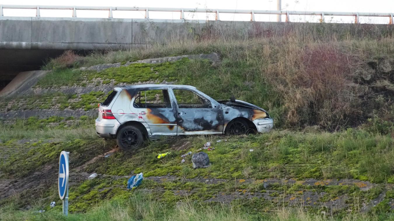 Calais Sur Le Rond Point De Jardiland Depuis Trois Jours La Voiture A Ete Incendiee Calais Sur Le Rond Point De Jardiland Depuis Trois Jours La Voiture A Ete Incendiee