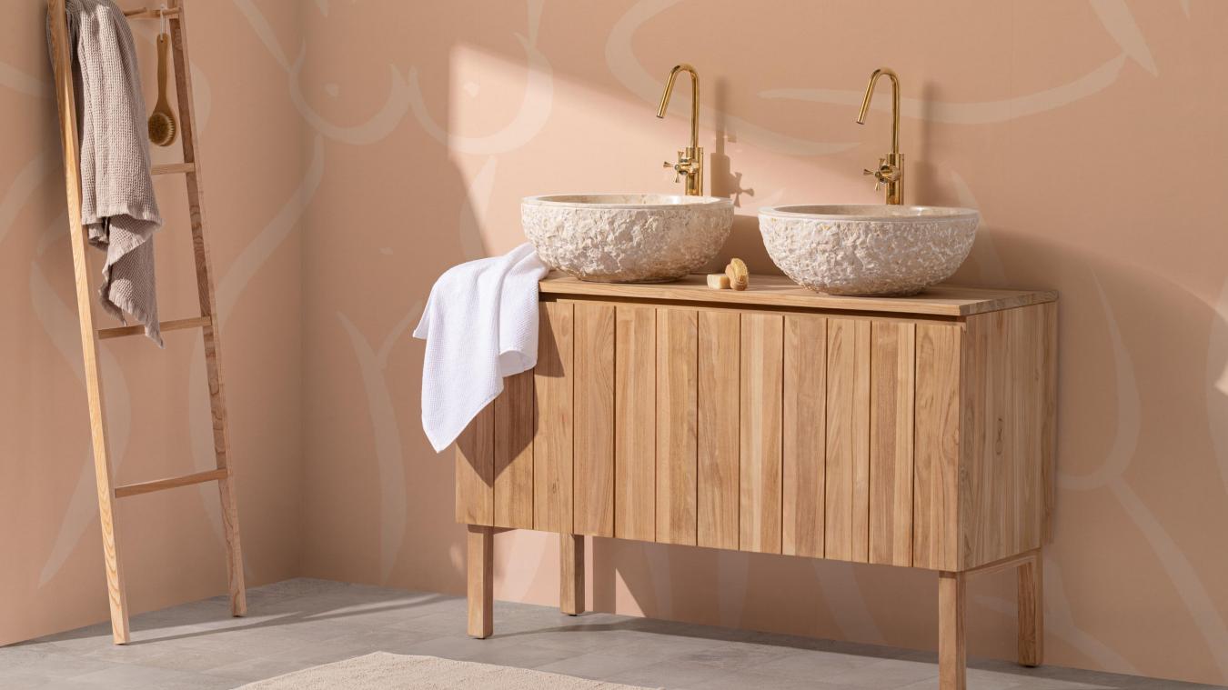 La couleur Peach Fuzz apporte une ambiance douce et élégante à l’intérieur.
