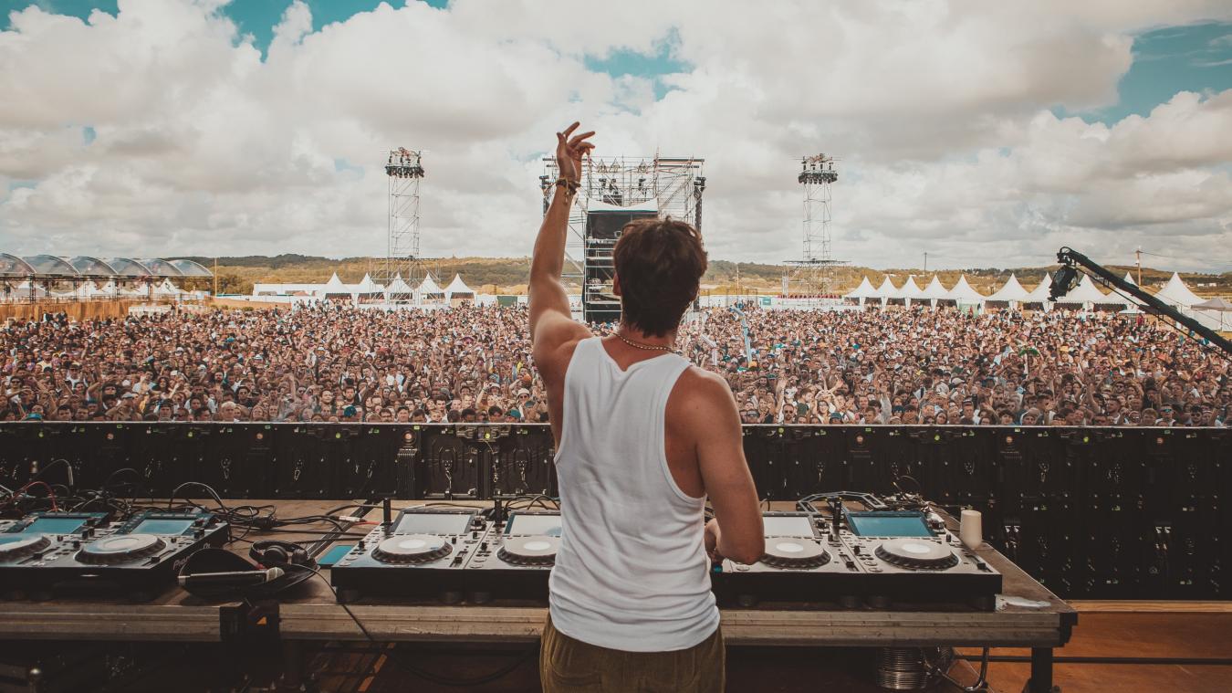 Le Touquet Music Beach Festival est l’occasion de découvrir ou redécouvrir les artistes les plus populaires de la scène électronique, dans un cadre idyllique et festif.
