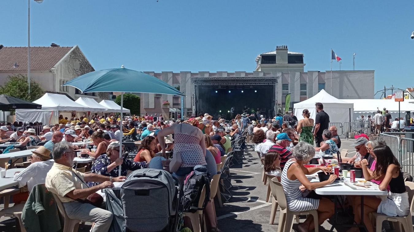 La traditionnelle fête de la moule quitte la place Albert 1ᵉʳ pour aller s’installer à la salle de la Baie Saint-Jean.