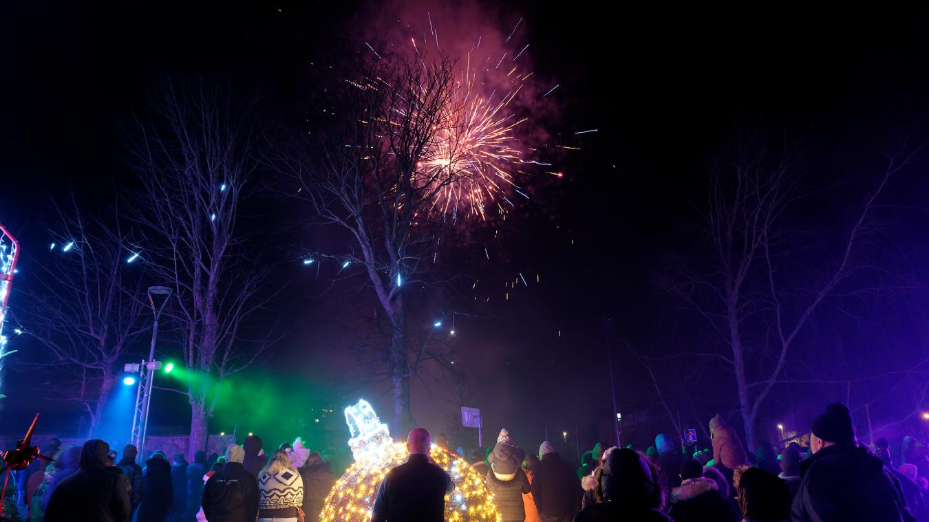 Le samedi 21 décembre, un feu d’artifice sera tiré depuis le village de Noël, dans le jardin public.