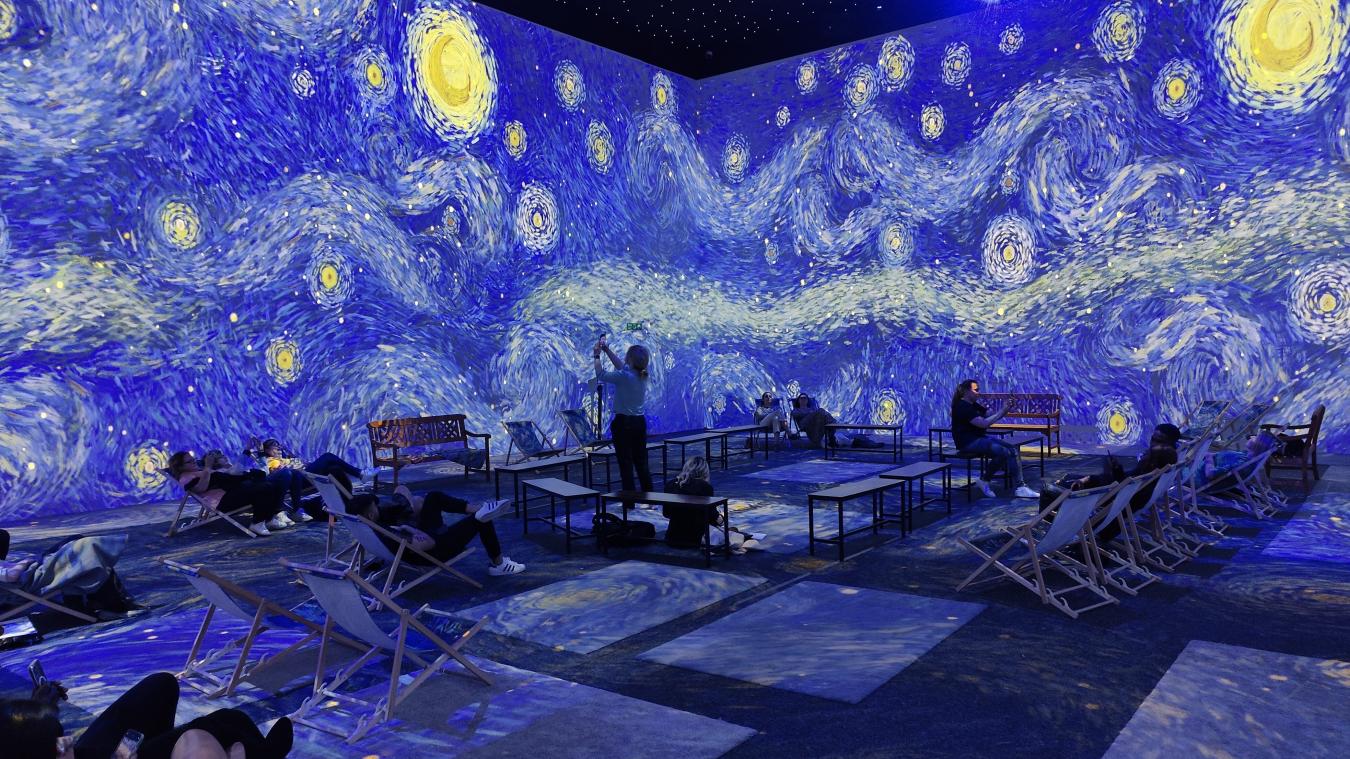 Installez-vous dans des transats et admirez autour de vous les œuvres du célèbre peintre Van Gogh.
