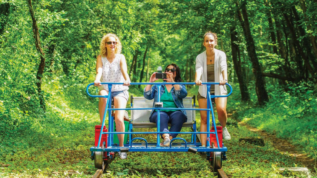En solo, en duo, ou avec les enfants… Un rando-rail peut transporter 4 personnes dont deux pédaleurs (d’1 m 40, minimum). Une cinquième personne peut monter sous 3 conditions (4 ans maxi, maxi 15 kg, maxi 1 mètre).