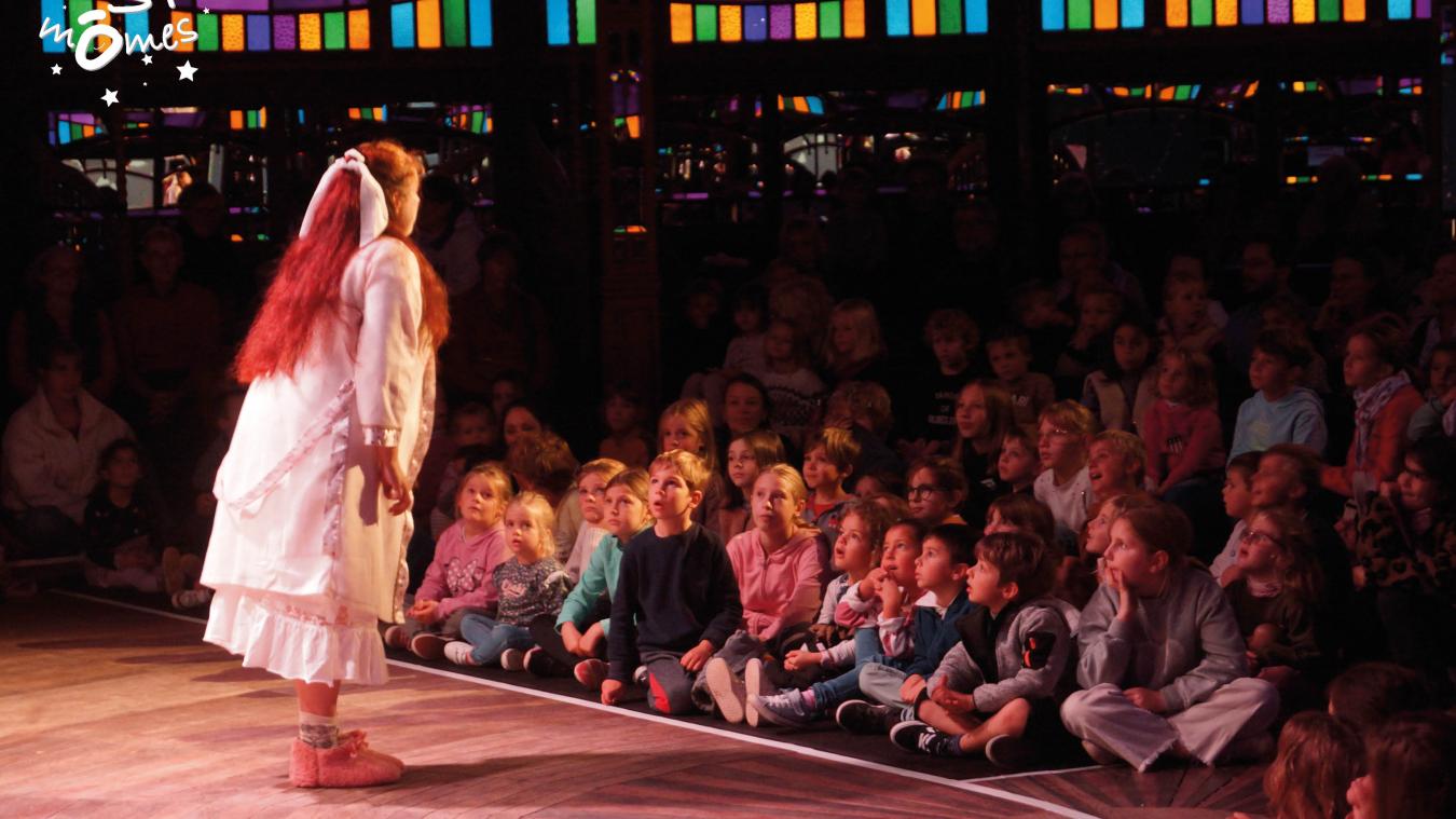 Les enfants sont subjugués par les spectacles de magie et les comédies musicales