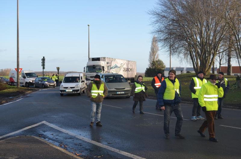 A Lillers Les Gilets Jaunes Font Le Tour Du Rond Point Du Plantin