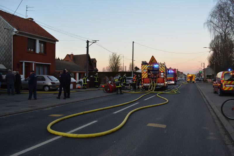 CauchyàlaTour un hangar de 250 m² en flamme et une rue totalement bloquée CauchyàlaTour un hangar de 250 m² en flamme et une rue totalement bloquée
