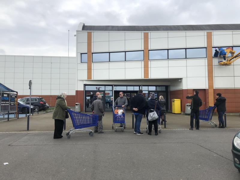 Coronavirus Des Agents De Securite A L Entree De Leclerc Hazebrouck Pour Reguler Les Flux