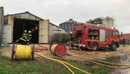 Près de 20 000 poussins morts asphyxiés après un incendie à Boeschèpe