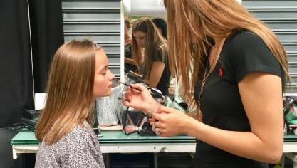 Les participants passeront entre les mains de coiffeurs, maquilleurs et stylistes avant d’être photographiés et évalués par un jury.