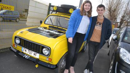 Deux jeunes en 4L sur les pistes du Maroc