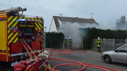 Une maison en feu, deux enfants intoxiqués