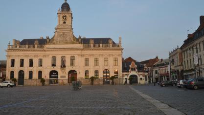 Confinement: Aire-sur-la-Lys, la Grand-Place déserte (vidéo)