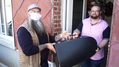 Nouveau à Bourbourg : Sébastien vient chercher les instruments à réparer