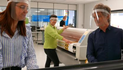 À Hazebrouck, Direct Signalétique cartonne avec les protections en plexiglas