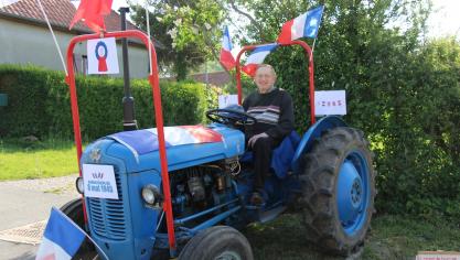 Vieil-Moutier : un tracteur bleu blanc rouge pour l'armistice