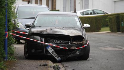 Desvres : une voiture prend feu