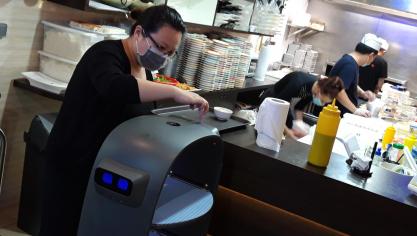 Coudekerque-Branche : « Coco », le robot qui sert les clients au restaurant