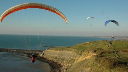 Équihen-plage: un parapentiste fait une mauvaise chute