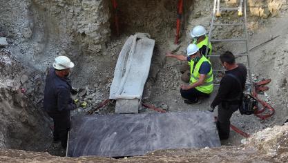 À Arras, un sarcophage de 400 kilos vient d'être sorti de terre