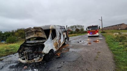 Dunkerque : une camionnette brûle entièrement à Petite-Synthe