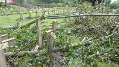 Zuydcoote : des branches d'arbres sont tombées sur des tombes militaires