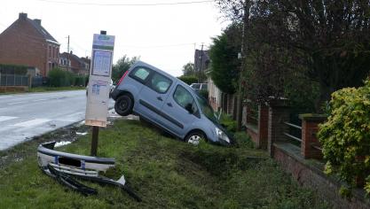 Haverskerque: accident rue du 8 mai 1945, une voiture au fossé