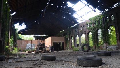 Sur le site de la maison forte, une pelleteuse abandonnée et quelques fresques de qualité...