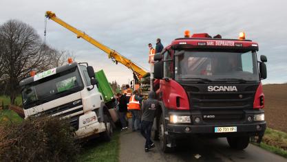 Belle-et-Houllefort : un poids lourd en mauvaise posture sur la D233